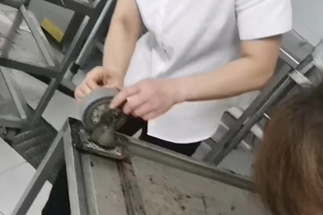 被纏住的手推車(chē)